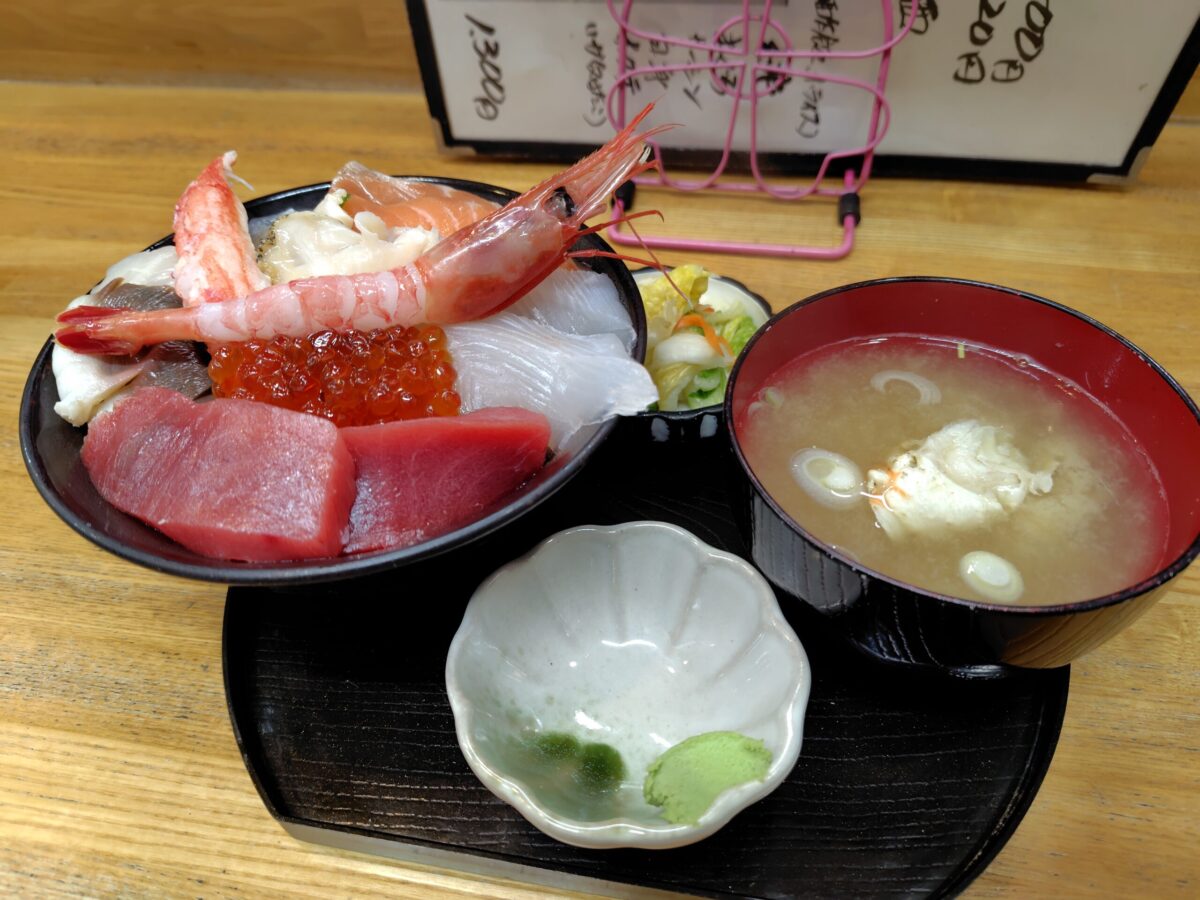 和商市場でいただいた海鮮丼とカニ汁