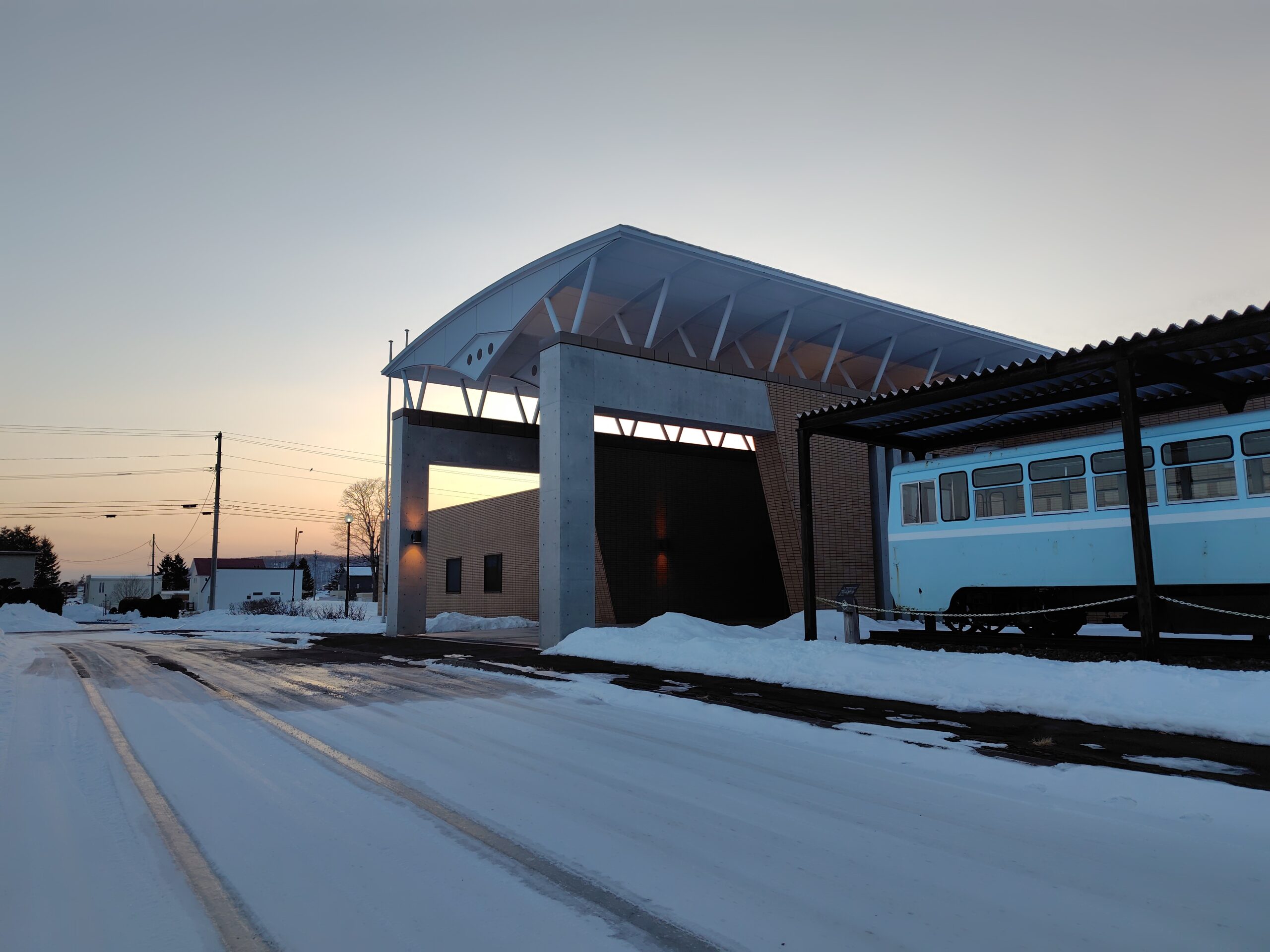 夕暮れの旧鶴居村営軌道車両展示場