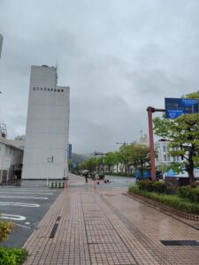 雨の伊勢市駅前、夜行バスを降りた到着直後の街並み