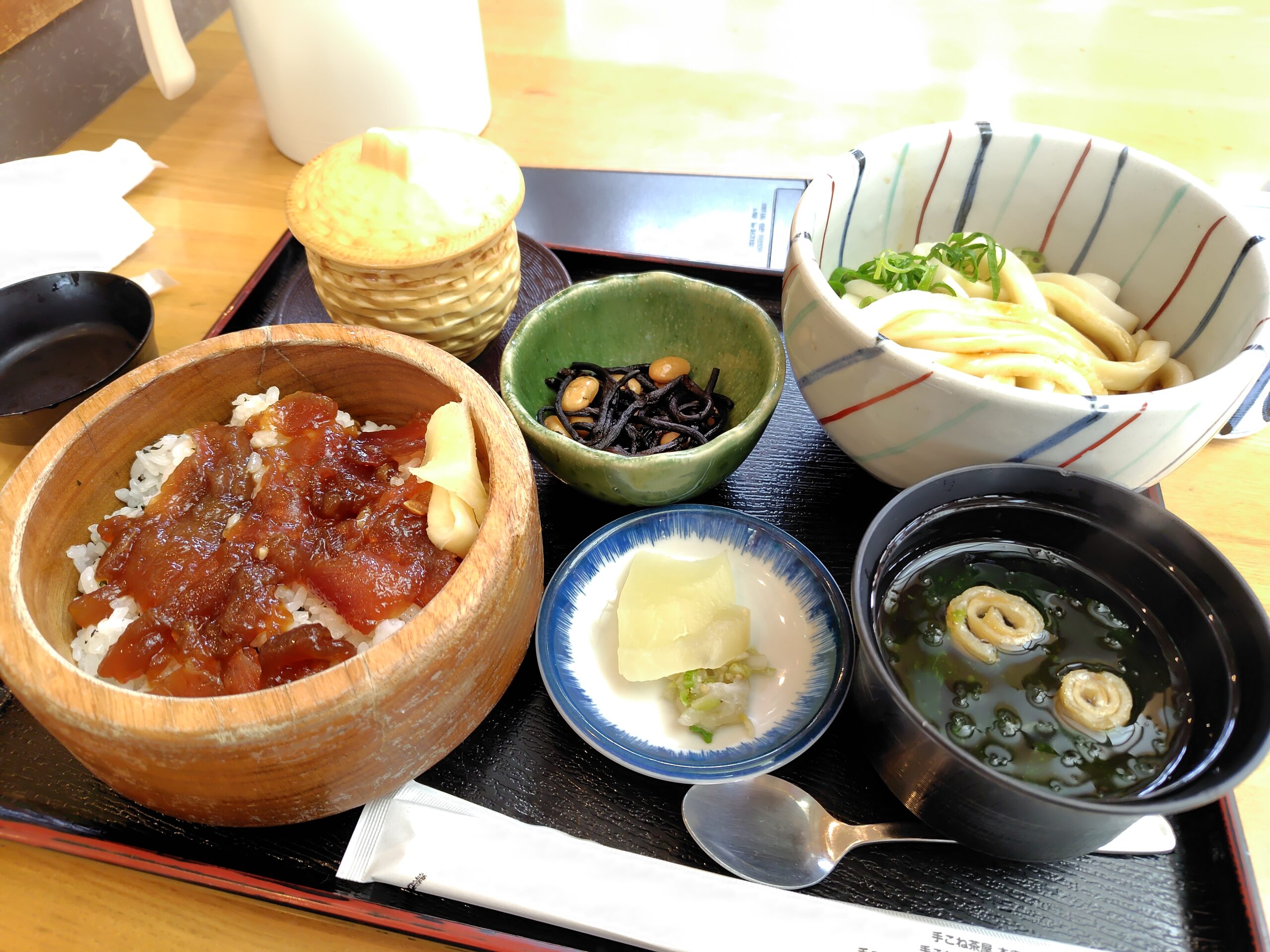 手こね茶屋の伊勢うどんと手こねずしのセット