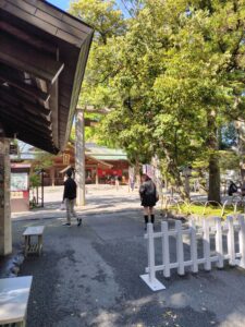 猿田彦神社の境内、本殿が見える参道
