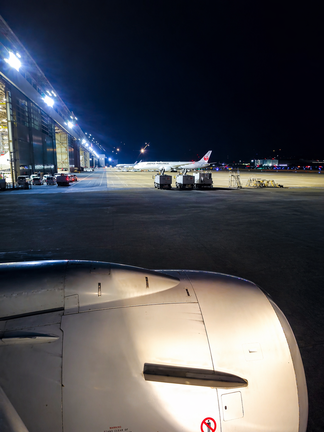 夜の羽田空港、飛行機の窓から見える駐機場