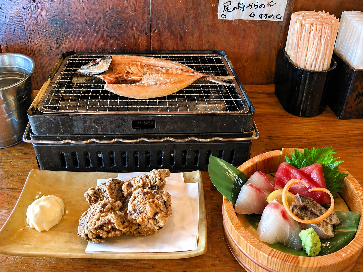 満船屋のマグロ尾の身の唐揚げ、お造り盛り合わせ、アジの開き