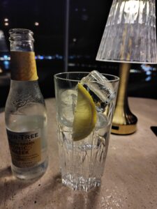 Amari Vientiane Hotelのバーで頼んだFever-Treeトニックウォーターのジントニックと夜景