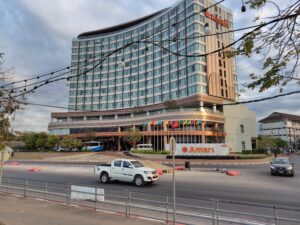 ビエンチャン中心部に位置する1泊1万円超えの高級ホテル、Amari Vientiane Hotelの外観