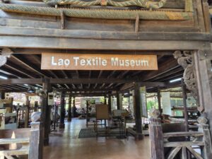 ラオス・ビエンチャンにあるLao Textile Museum(ラオステキスタイル博物館)の入口看板