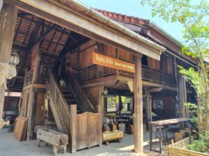ラオスの伝統的な木造高床式建築「Boua Vanh Studio」の外観、ラオステキスタイル博物館の敷地内