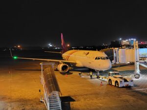 27歳が初海外で1人ラオスに行った帰り道、ビエンチャン空港から見た夜のタイ国際航空機