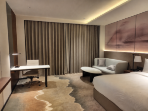 Amari Vientiane Hotelの客室内装、広々としたベッドルームと整ったアメニティ