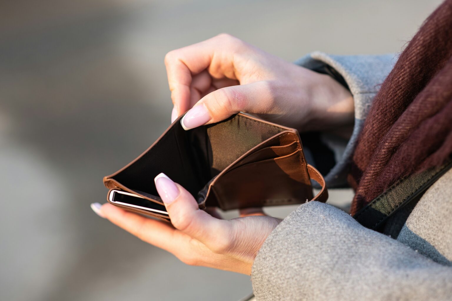 転職活動の費用が気になって財布の中身を確認する人の手元